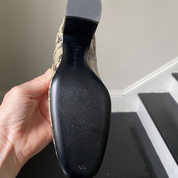 New in box Bottega Veneta shoes, complete with dust covers, box and papers. - Picture 4 of 6